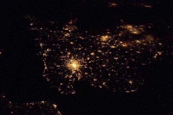 RT Who says that it rains all the time in #England? We've been having amazing clear views from up here! #HelloEarth  - embedded image 