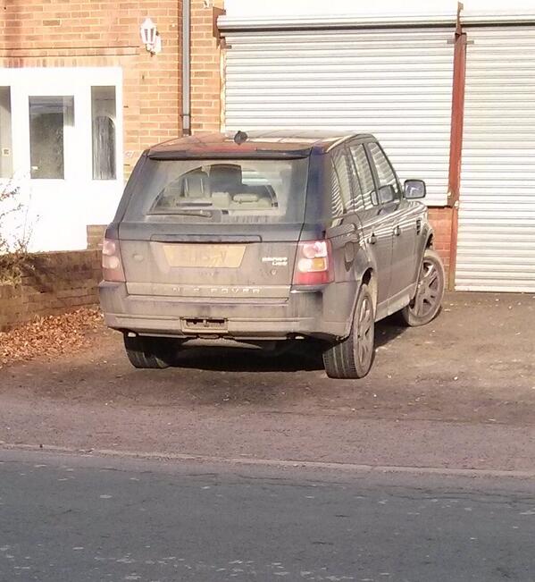 A happy range rover. http://t.co/BTBxm8iMT1 - embedded image