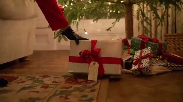 RT Here's to a wonderful Christmas filled with love. #LoveMrsClaus  - embedded image 