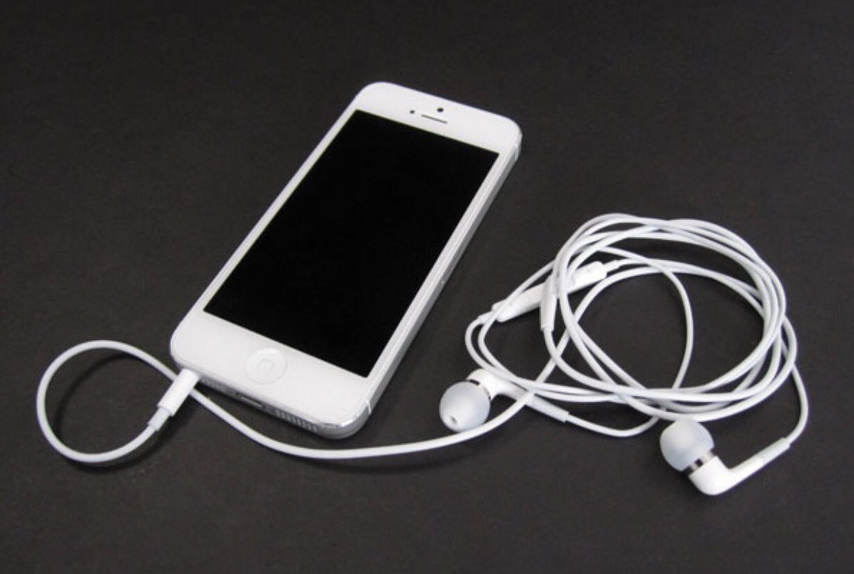 RT Apple reveals ingenious device to ensure you don't lose its new wireless headphones . . . 
#AppleEvent  - embedded image 
