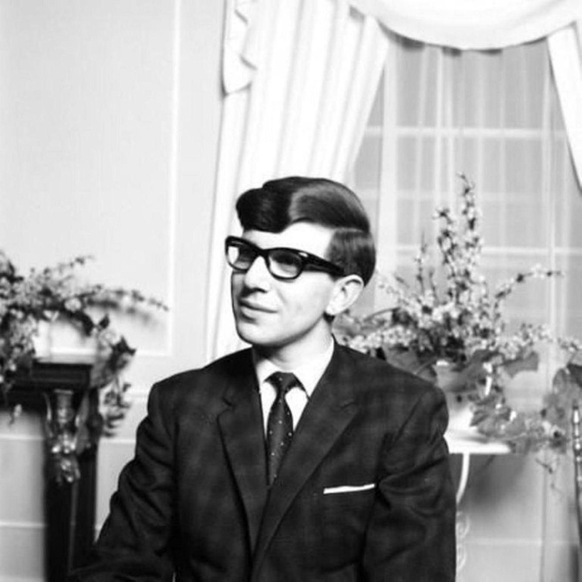 RT "Quiet people have the loudest minds." - Stephen Hawking  - embedded image 3