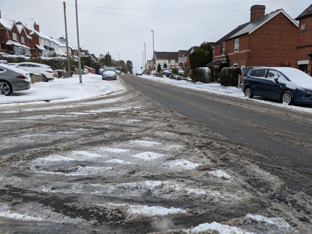 Stourbridge road this morning (near sainsburys) #bromsgrove #snow  - embedded image 